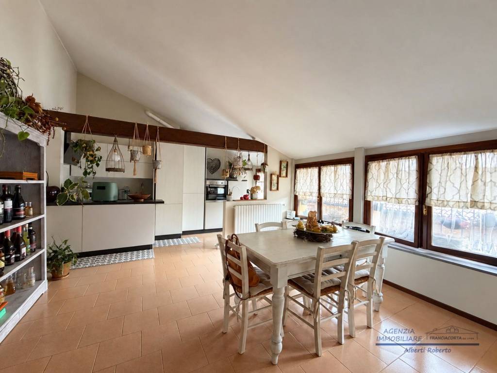 appartamento in vendita a Corte Franca in zona Colombaro