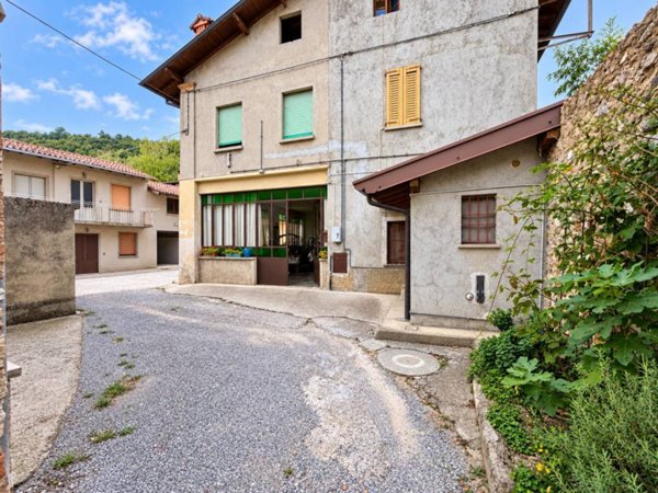 casa indipendente in vendita a Corte Franca in zona Colombaro