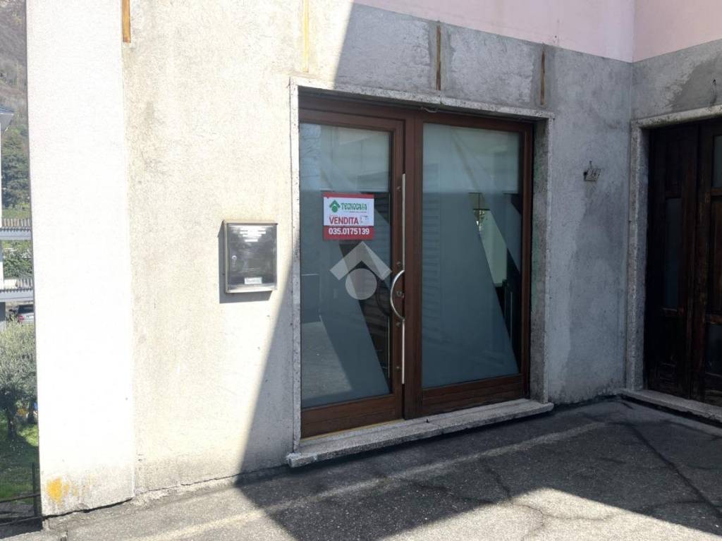 negozio in vendita a Darfo Boario Terme in zona Boario Terme