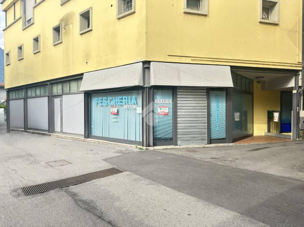 negozio in vendita a Darfo Boario Terme in zona Boario Terme