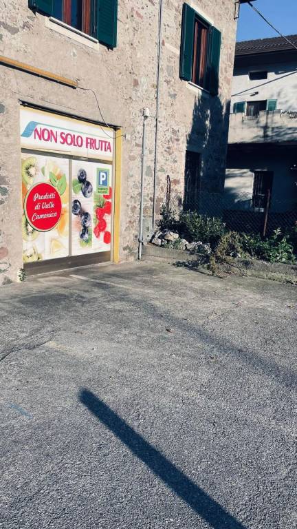 negozio in vendita a Darfo Boario Terme in zona Boario Terme