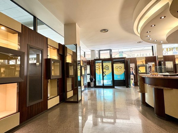 locale commerciale in vendita a Darfo Boario Terme