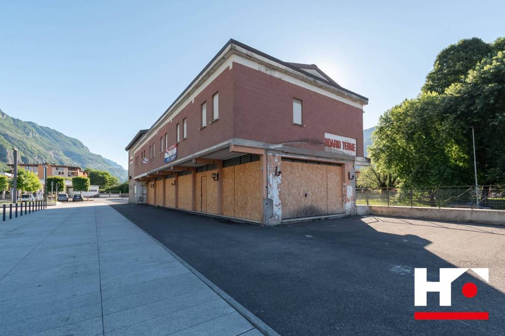 negozio in vendita a Darfo Boario Terme in zona Boario Terme