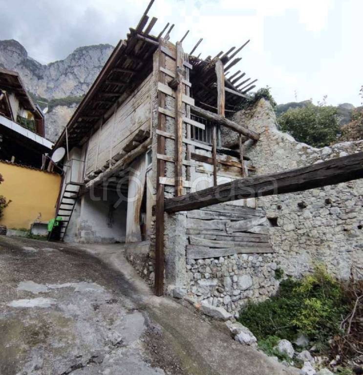 locale commerciale in vendita a Darfo Boario Terme in zona Boario Terme