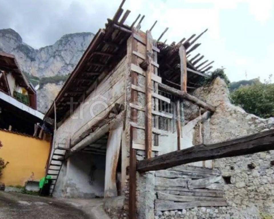 locale commerciale in vendita a Darfo Boario Terme in zona Erbanno