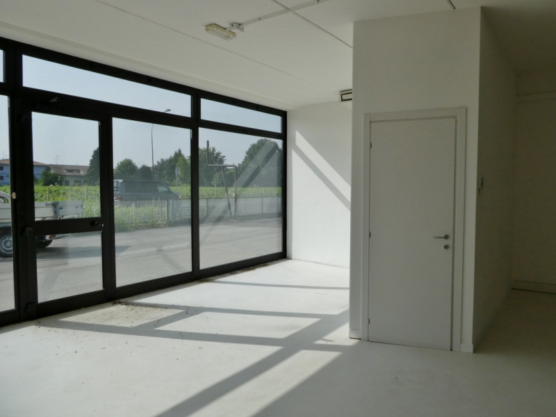 negozio in vendita a Darfo Boario Terme in zona Montecchio