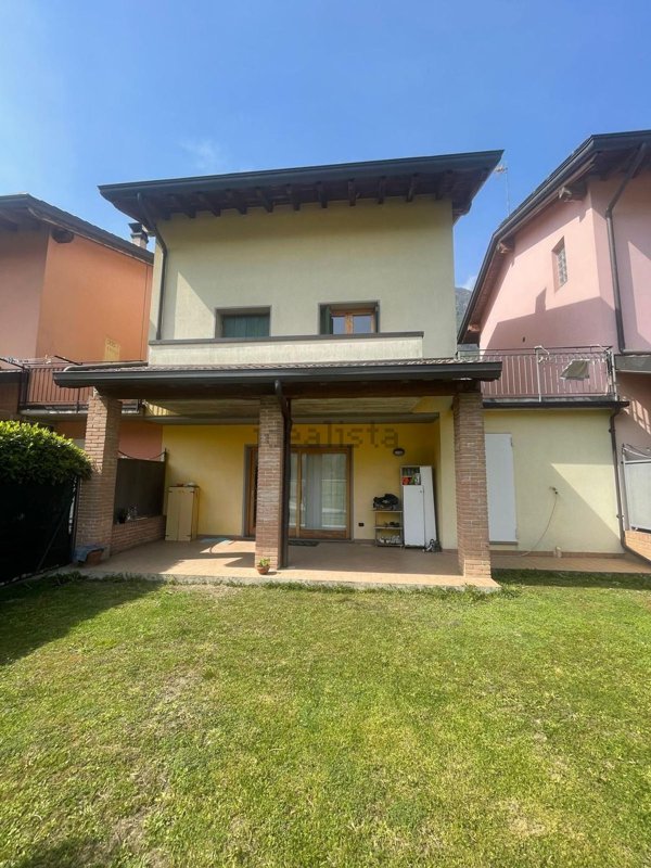 casa indipendente in vendita a Darfo Boario Terme in zona Angone