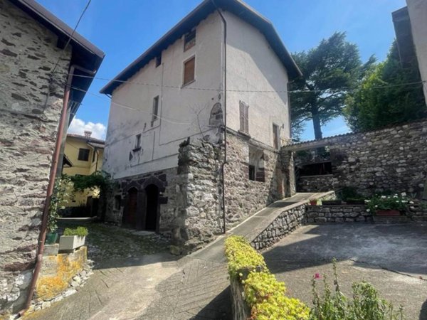 casa indipendente in vendita a Darfo Boario Terme in zona Gorzone
