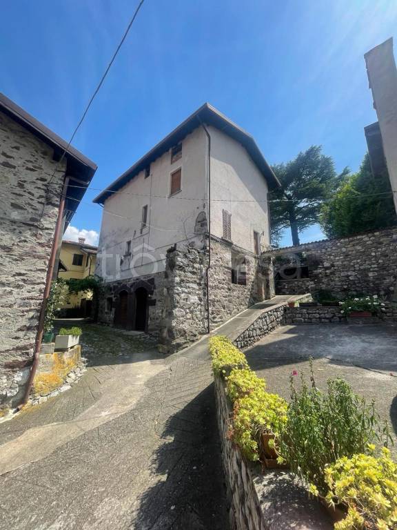 casa indipendente in vendita a Darfo Boario Terme in zona Gorzone