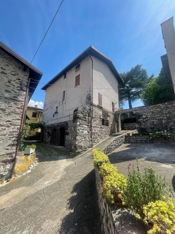 casa indipendente in vendita a Darfo Boario Terme in zona Gorzone