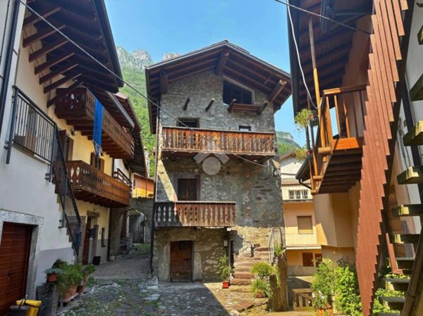 casa indipendente in vendita a Darfo Boario Terme in zona Gorzone