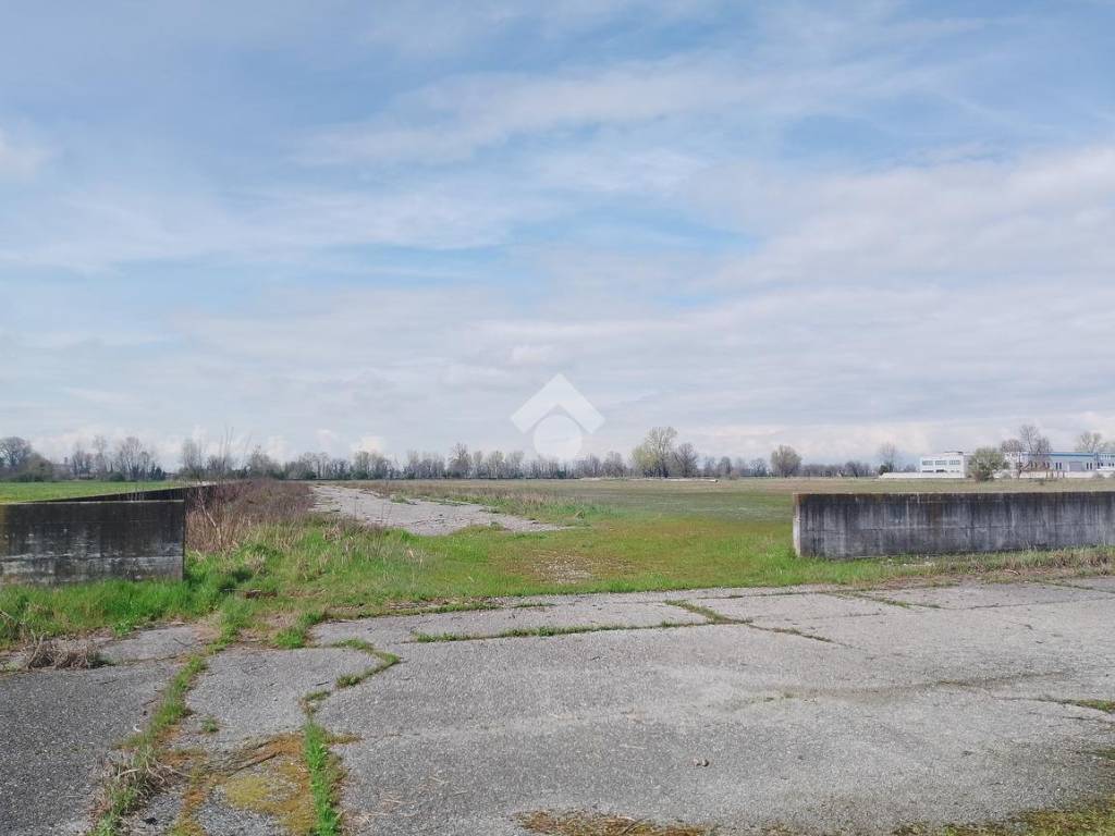 terreno edificabile in vendita a Dello