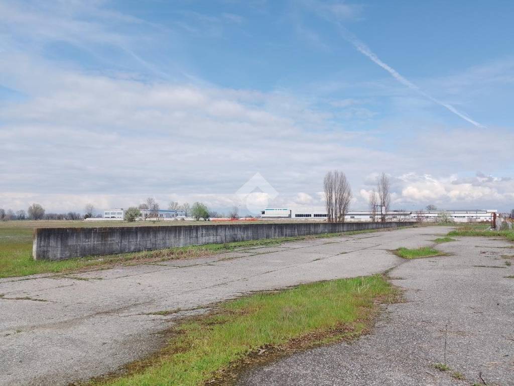 terreno edificabile in vendita a Dello