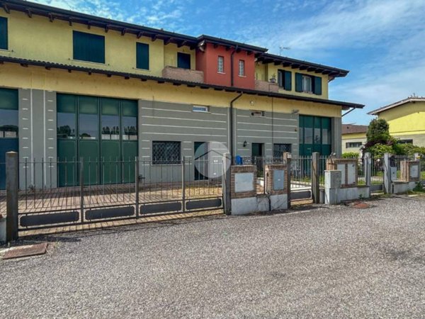 locale commerciale in vendita a Dello