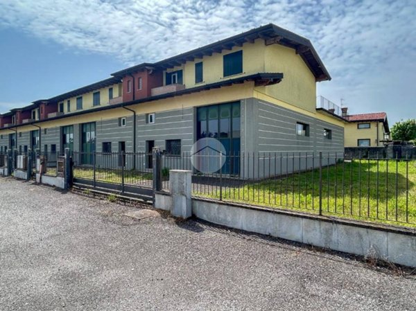 locale commerciale in vendita a Dello