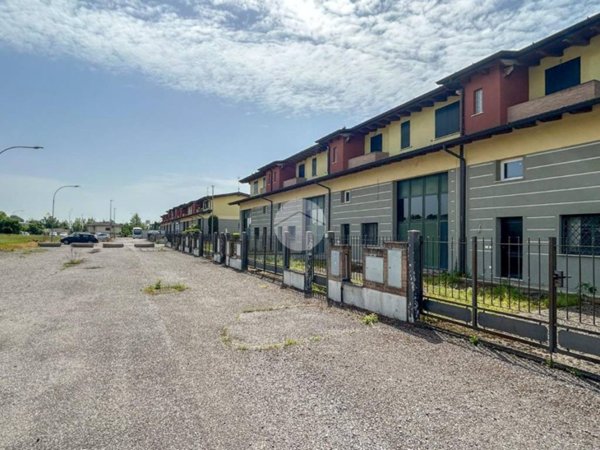 locale commerciale in vendita a Dello