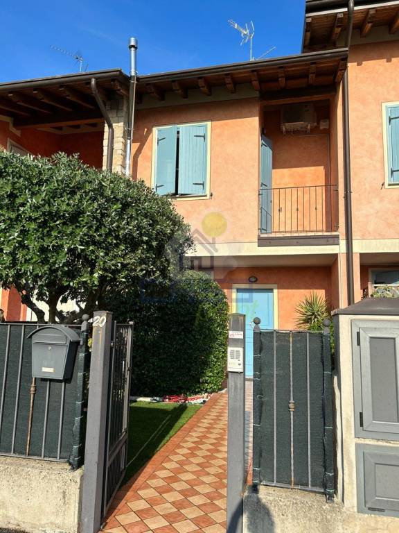 casa indipendente in vendita a Dello