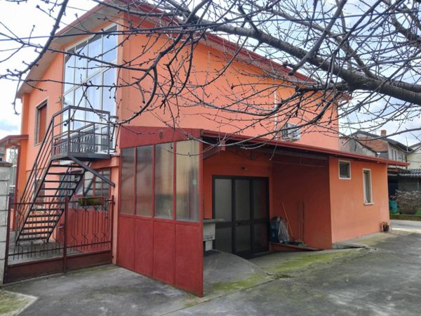 casa indipendente in vendita a Dello