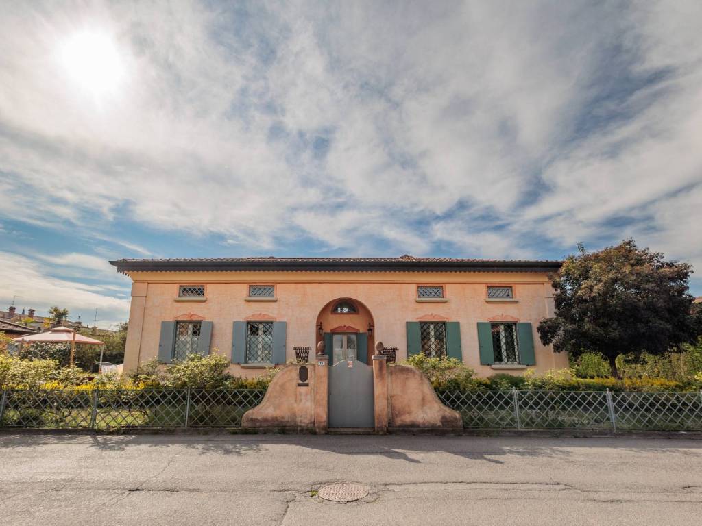 casa indipendente in vendita a Dello