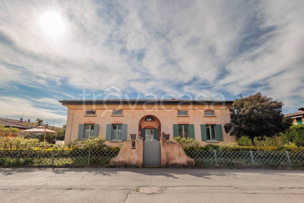 casa indipendente in vendita a Dello