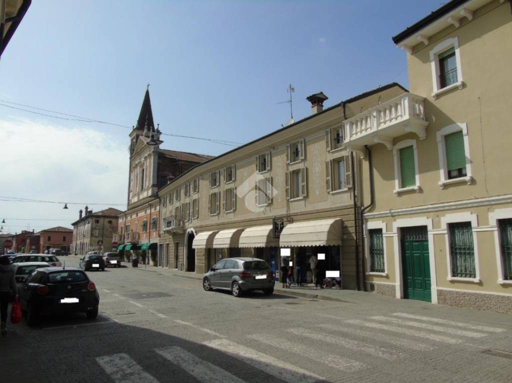 negozio in vendita a Dello