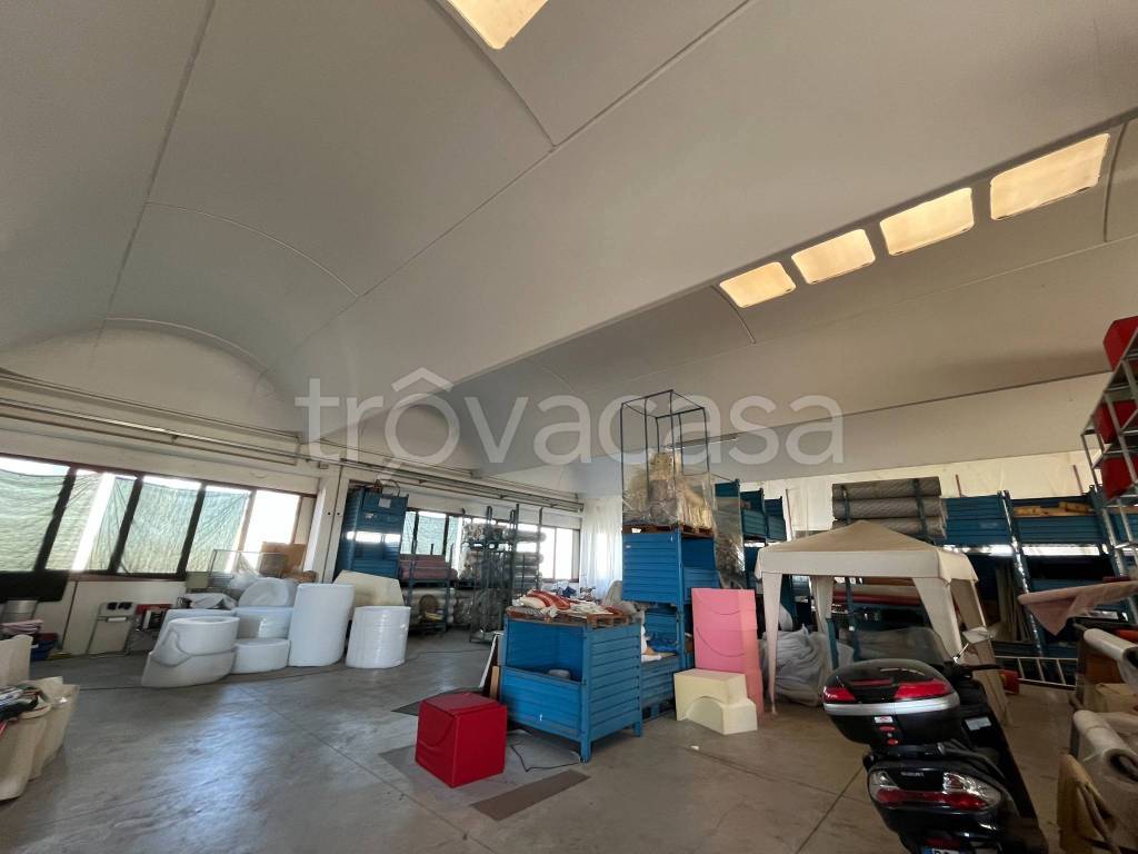 locale commerciale in vendita a Dello