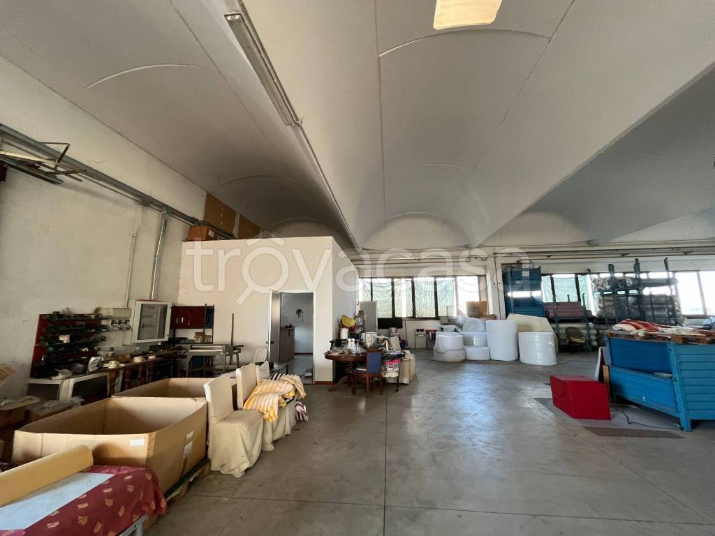 locale commerciale in vendita a Dello