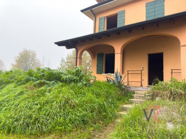 casa indipendente in vendita a Dello