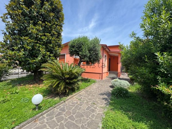 casa indipendente in vendita a Dello