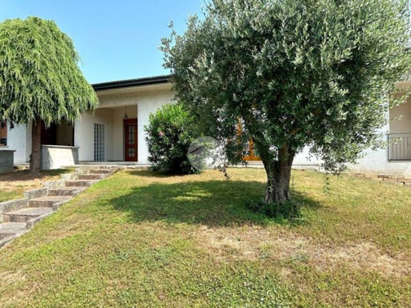 casa indipendente in vendita a Dello