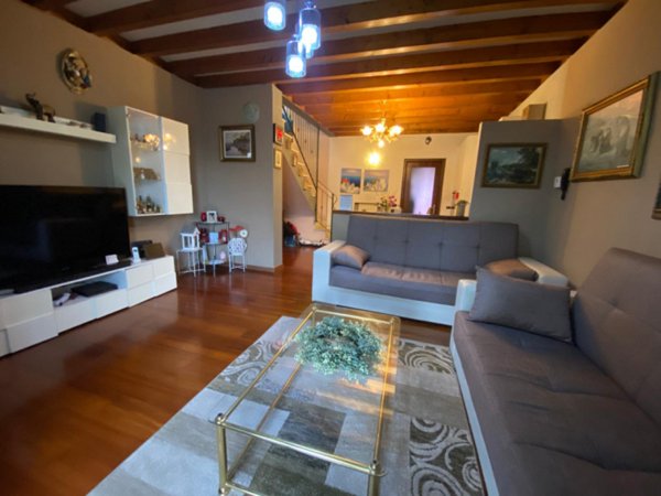 casa indipendente in vendita a Dello