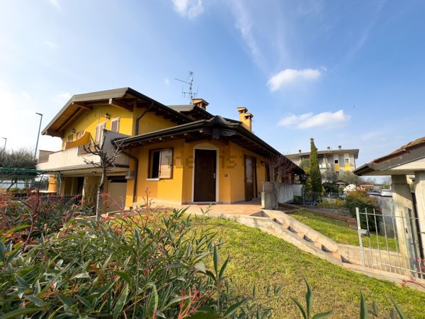 casa indipendente in vendita a Dello in zona Corticelle Pieve