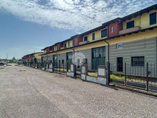 locale commerciale in vendita a Dello