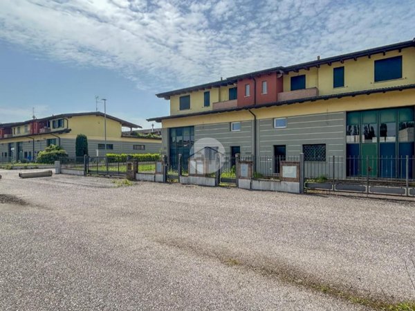 capannone in vendita a Dello