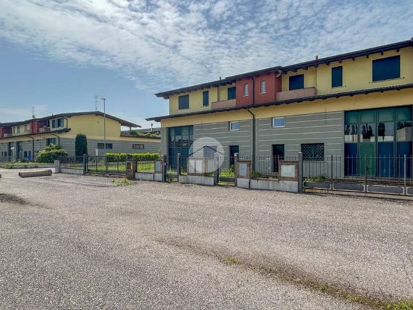 locale commerciale in vendita a Dello