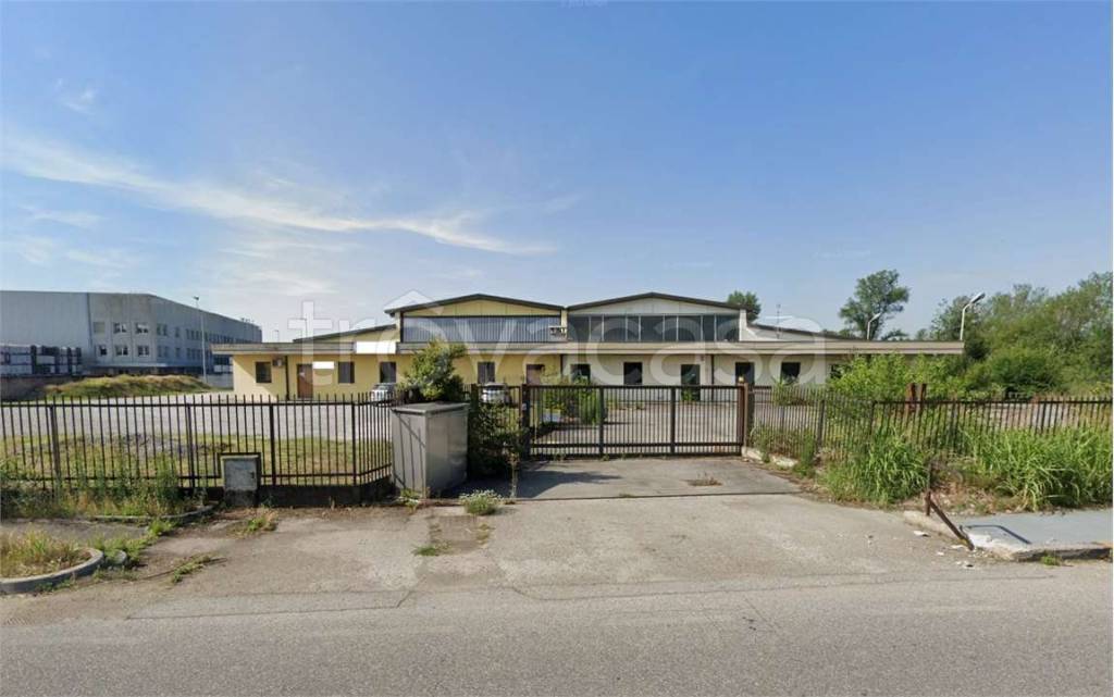 locale commerciale in vendita a Dello