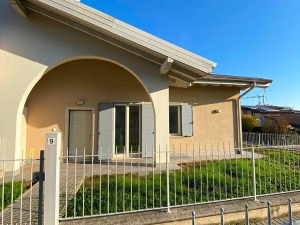 casa indipendente in vendita a Dello