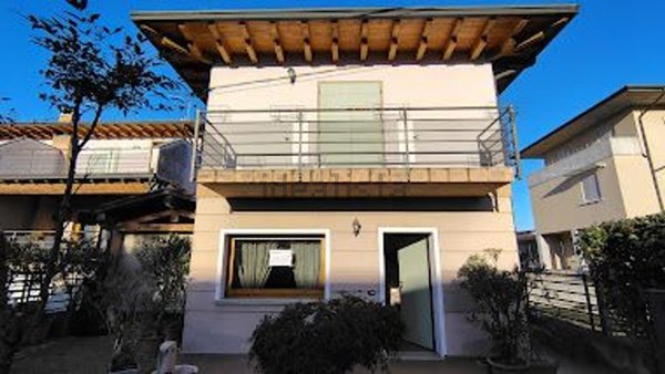 casa indipendente in vendita a Dello