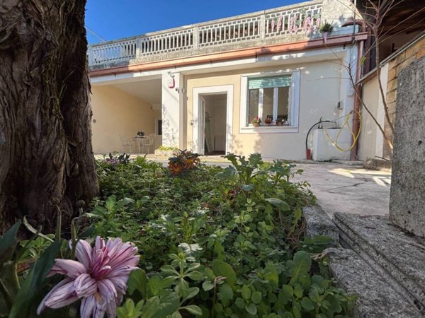 casa indipendente in vendita a Dello