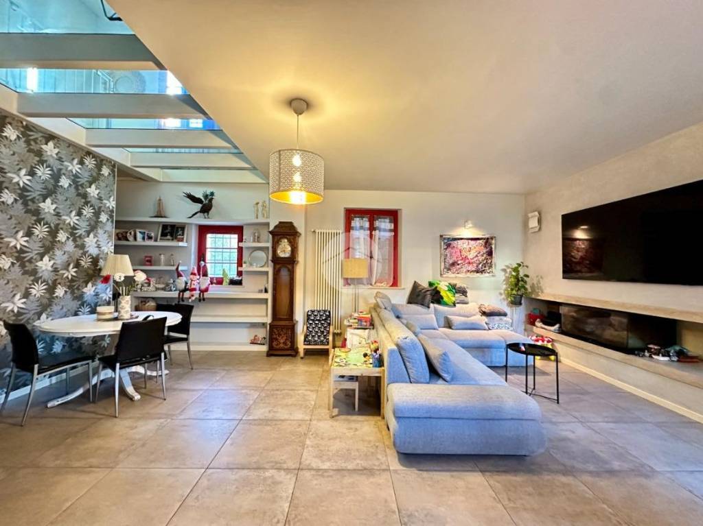 casa indipendente in vendita a Dello