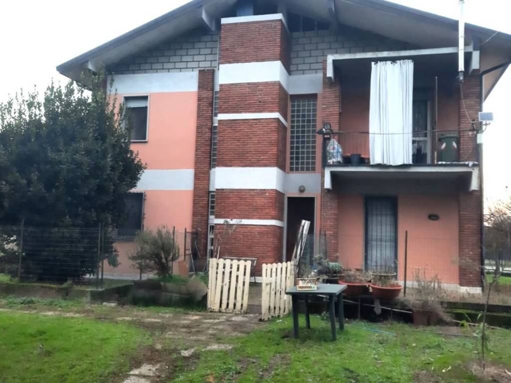 casa indipendente in vendita a Dello