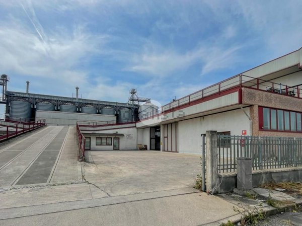 capannone in vendita a Dello