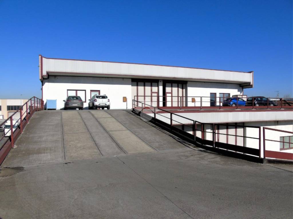 locale commerciale in vendita a Dello