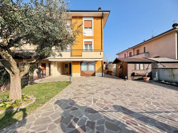 casa indipendente in vendita a Dello