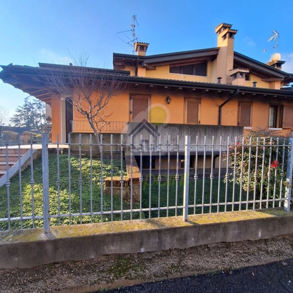 casa indipendente in vendita a Dello