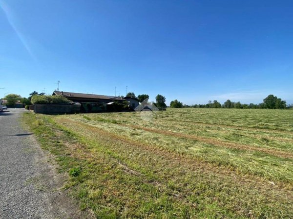 terreno edificabile in vendita a Dello