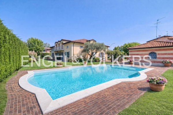 casa indipendente in vendita a Dello