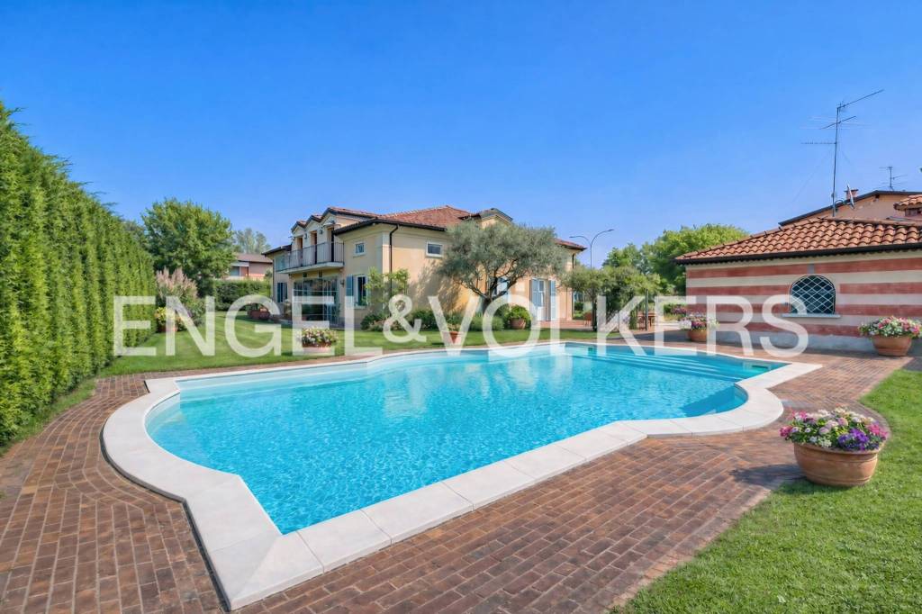 casa indipendente in vendita a Dello