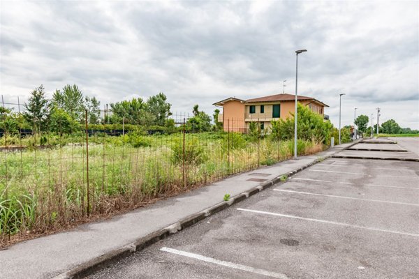 terreno edificabile in vendita a Dello