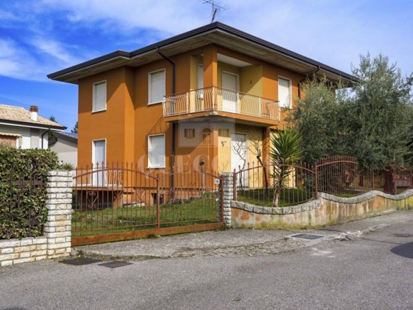 casa indipendente in vendita a Desenzano del Garda
